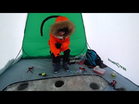 Видео: Зимня рыбалка в Палатке на льду. Кому было страшно?