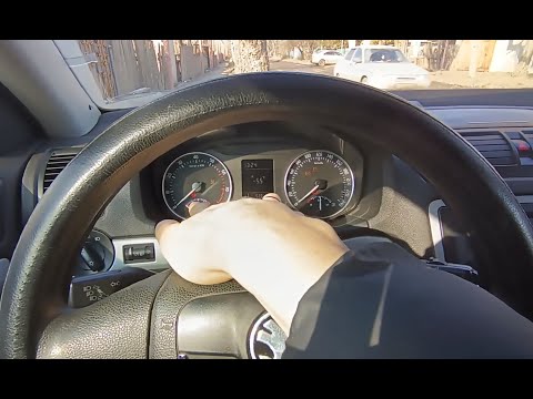 Видео: VAG: Ошибка на приборной панели. Три раза пищит, красный руль, ручник. После сброса ошибок едешь...