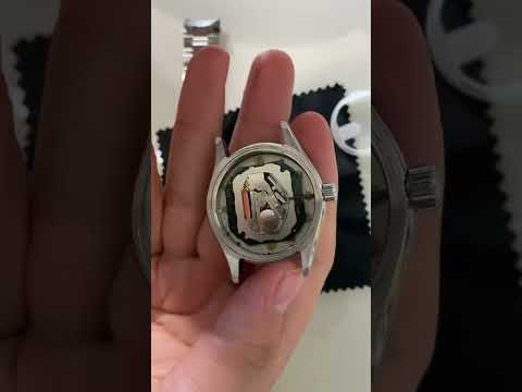 Видео: Обслуживание часов okami. Замена батарейки. Полировка часов.