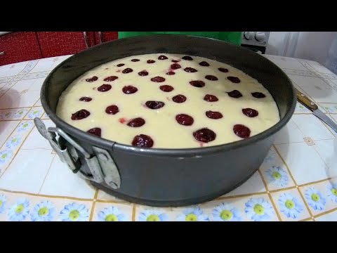 Видео: Живём в деревне \ Печём пирог с ягодами! \ Хорошее тесто на бисквит.