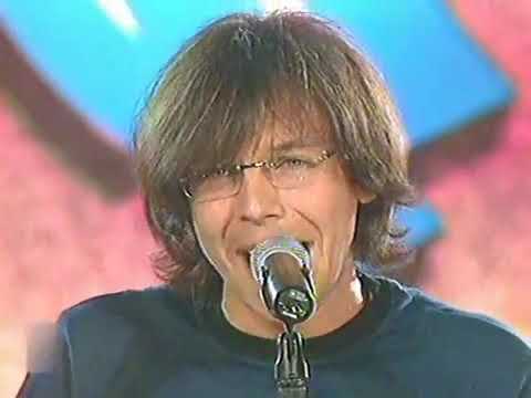 Видео: Мумий Тролль на конкурсе Новая волна 2003 в Юрмале. Исполняет песню "Девочка" на латышском языке