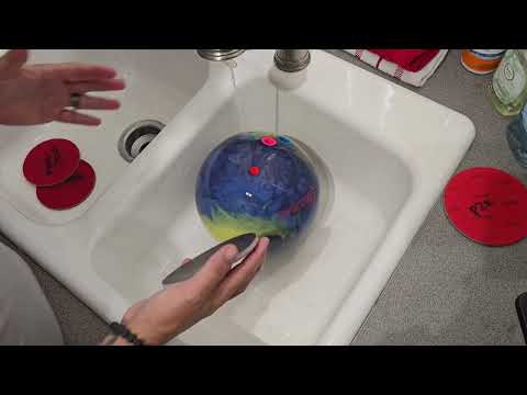 Видео: ПРОСТАЯ реставрация поверхности шаров для боулинга ДОМА до идеального состояния! #новинка #900glo...