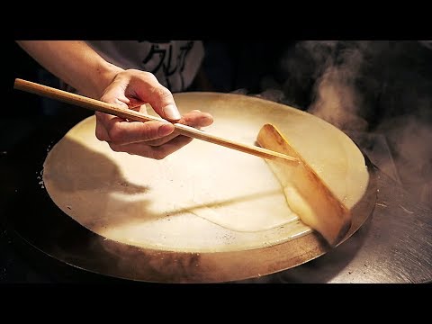 Видео: Японская уличная еда - креп, моти, белая земляника, Осакский десерт Япония