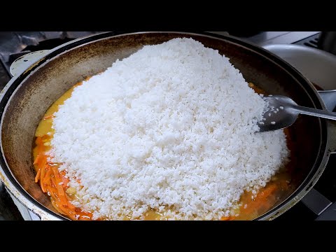Видео: Лучший жареный рис, гора жареного риса, мастер омурайсу, теппаньяки жареный рис