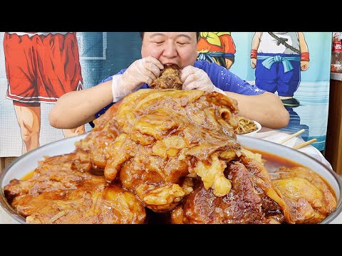 Видео: Цян купил 20 котят говяжьих костей и тушил их прямо в кастрюле.