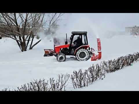 Видео: Уборка снега в городском сквере минитрактором Уралец с роторным снегоочистителем.