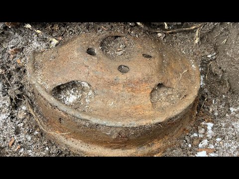 Видео: НАШЕЛ КУЗНИЦУ В САМОМ ЦЕНТРЕ СЕЛА! METAL SEARCH WITH METAL DETECTOR QUEST Q20!