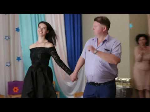 Видео: Сценка родителей на выпускном в детском саду  "Колобок"