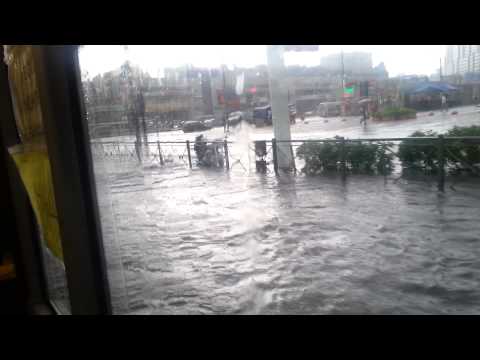 Видео: Наводнение на проспекте Просвещения 17.07.2015.