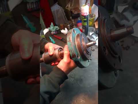 Видео: Установка подшипников в неподвижную опору станка 3Л631, дуплексирование, предварительный натяг.