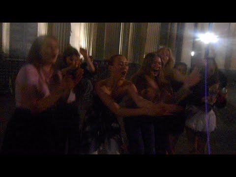 Видео: Уличные музыканты Питер Лера NotBerry и Женя у Казанского собора 7 сентября ч3 - Царица