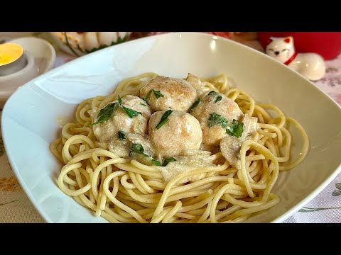 Видео: Курячі тефтелі у сметанному соусі з грибами / Фрикадельки з грибною  підливою / Це смачно !