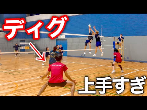 Видео: (Волейбольный матч) Он очень хорошо играет в защите.