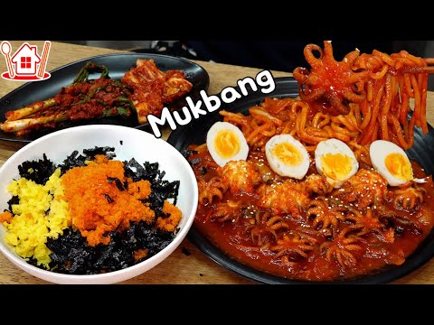 Видео: Couple Mukbang│Острые жареные осьминоги и рисовые шарики тобико. 