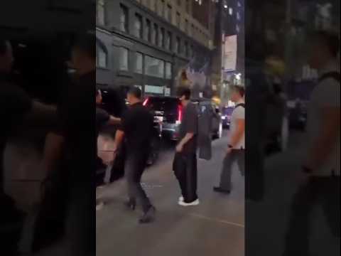 Видео: Чонгук около штаб квартиры Calvin Klein. #bts #jungkook