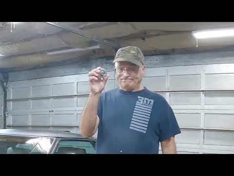 Видео: Замена термостата на Chevrolet L98.