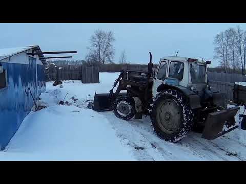 Видео: Пришла оттепель и очередная работа по хозяйству. Соскрёб снег ковшом и навозил побольше сена. 3 февр