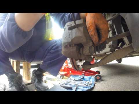 Видео: Replacement front brake pads Mazda PREMACY / Замена передние тормозные колодки Mazda PREMACY