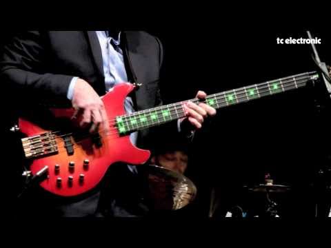Видео: Марк Кинг из Level 42 играет на басовом усилителе TC Electronic RH750