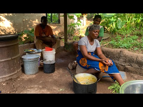 Видео: Деревенская хозяйка готовит на ужин органический джи со свежими овощами | African Family Life