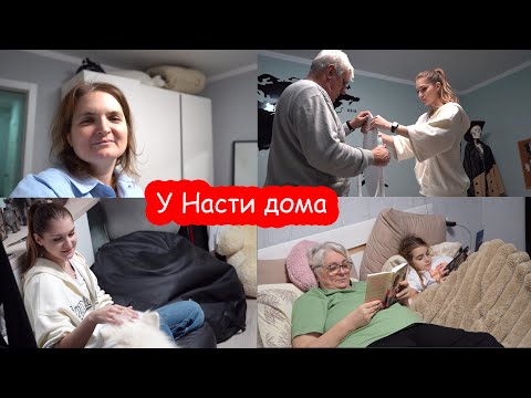 Видео: VLOG Собираем с Настей столик для косметики. Алиса играет с Сережей
