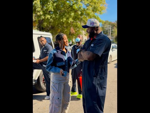 Видео: Когда Хани Пот говорит Майку, что он нужен ей на праздновании дня рождения Уэйна!