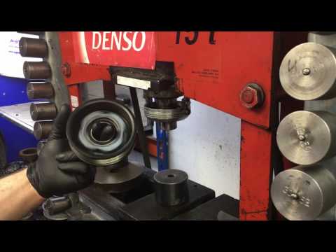 Видео: Volkswagen Touareg / Audi Q7. Замена подшипника в муфте компрессора кондиционера.