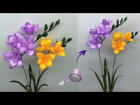 Видео: Сделай сам | Как сделать цветы фрезии из атласной ленты | Цветы из атласной ленты Легко