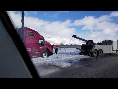 Видео: Зима держит водителей в напряжении