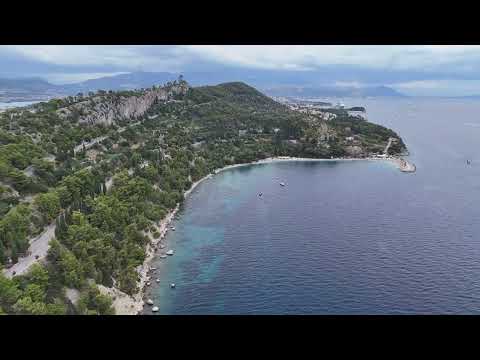 Видео: 4К Kasjuni Beach Split. Пляж Кашюни - жемчужина у подножья холма Марьян.