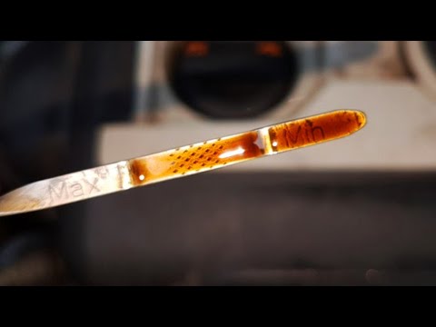 Видео: 90% автомобилистов держат УРОВЕНЬ МАСЛА неправильно