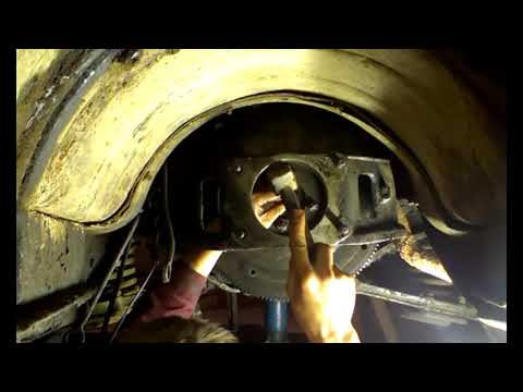 Видео: Снимаю подшипник с коленвала без съемника.