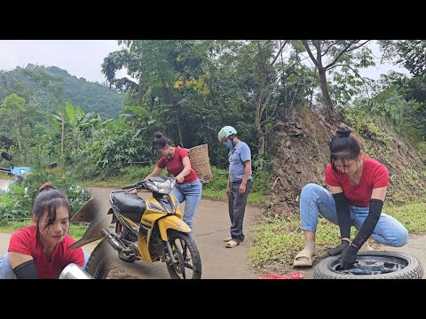 Видео: Женщина-механик помогает починить мотоцикл с проколотой камерой посреди дороги.