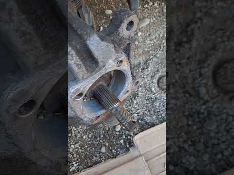 Видео: Chrysler Voyager 2001-2002 передний ступичный подшипник. Как легче выпрессовать.