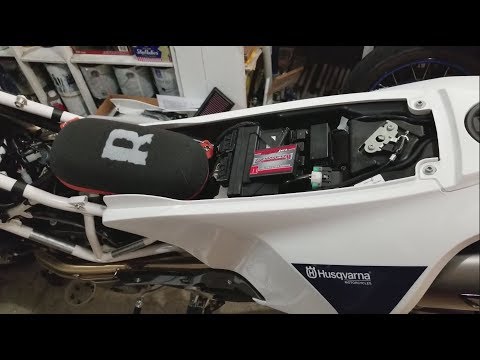 Видео: Удаление PCV + SAS/EVAP + система впуска Rottweiler - Husqvarna 701 Supermoto 2018 года