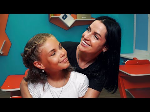 Видео: СЕКРЕТ РАСКРЫТ!!! НОВЕНЬКАЯ - ДОЧЬ УЧИЛКИ!!!