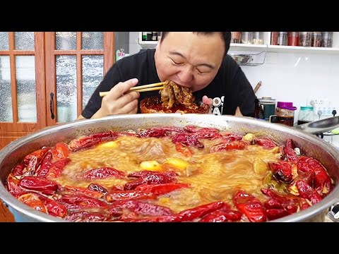 Видео: 8 фунтов волосатого живота, А Цян делает «острый горячий горшок», пряный и освежающий глоток | Mukb