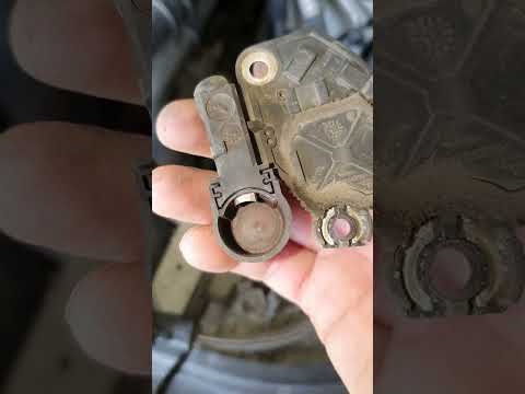 Видео: Tuareg NF 3.6 FSI. Замена щёток генератора.