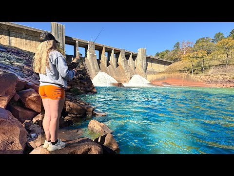 Видео: Она поймала РЕЧНОГО МОНСТРА под ГИГАНТСКИМ ВОДОСБОРОМ!!!