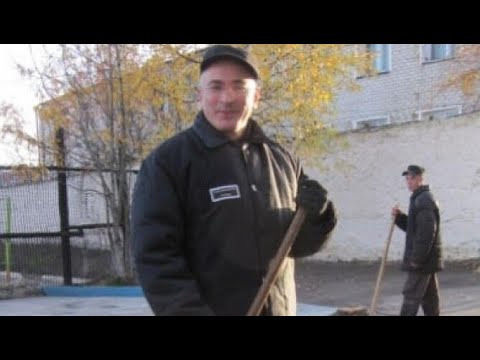 Видео: История как начальник колонии подметает территорию