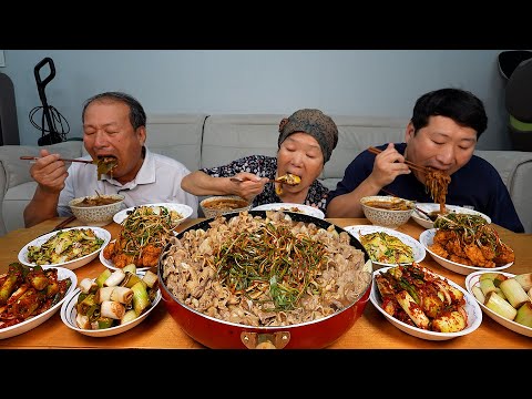 Видео: Зелёный лук со специалитетом: пульгоги, юкгеджан и закуски - Mukbang шоу еды