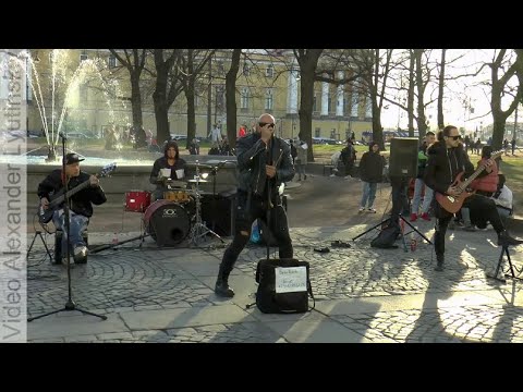 Видео: Уличные музыканты. Bear Rock - "Просто такая сильная любовь" (cover Звери)