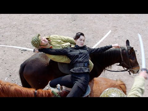 Видео: Японская кавалерия засала в засаду красивая девушка, но она не должна была узнать китайский кунг-фу!