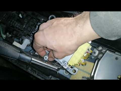 Видео: Toyota Rav4' (2013)Замена Тросов 'Ручника"..