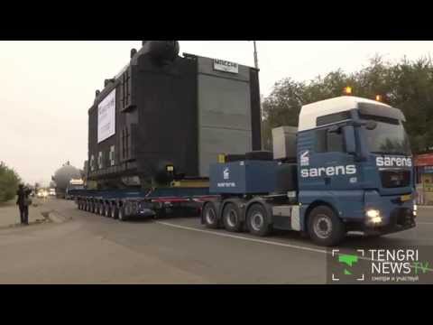 Видео: Груз размером с пятиэтажный дом перевозили по улицам Атырау