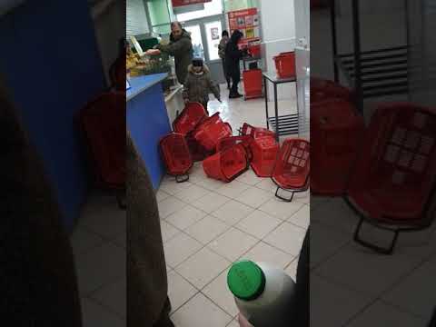 Видео: Яжемать и ее ребенок в магазине Пятерочка