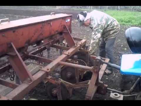Видео: Посев кукурузы самодельной сеялкой трактором "Феншоу 180-3"