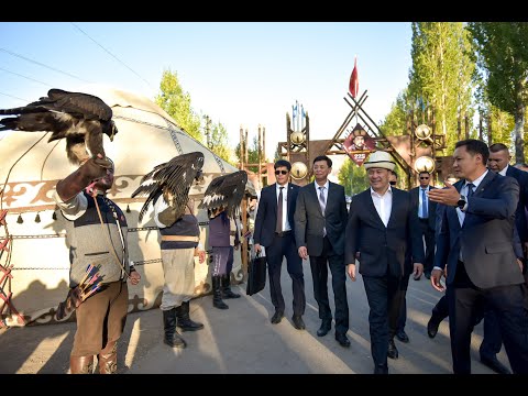 Видео: Президент Садыр Жапаров Гүлчөдө Алымбек Датканын эстелигине гүлчамбар койду