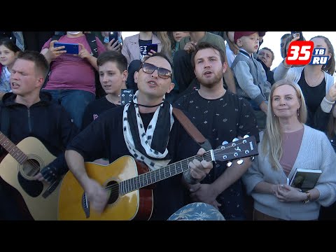 Видео: Лидер группы «Звери» Роман Билык выступил «у коня» в Вологде
