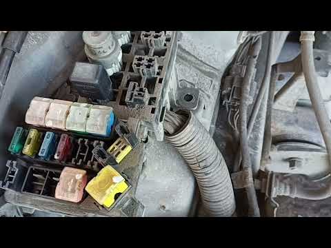 Видео: РЕЛЕ ПОД КАПОТОМ Mitsubishi Galant 6//1991 года